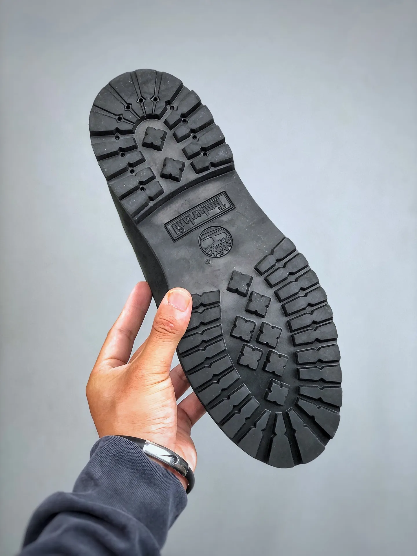Local self-pickup 💰700 supports stores, you can get the pure and original top quality, one to one original development version, Timberland, not bad at kicking/classic mid-top black 32085 Produced by the original channel of Zhongshan Baoyuan, the top-notch technology is newly upgraded, it can be called a genuine copy machine, the original imported waterproof leather, the original anti-counterfeiting label, the purple light can be scanned, the computer sewing line, the four lines are aligned, the horizontal folding is dynamic and water-repellent, the top genuine consistent injection molding process Art Rubber non-slip outsole resists cold and cracks Authentic and consistent all-leather collar/lining/shoes Equipped with anti-fatigue shock-absorbing honeycomb insole Highly comfortable Full set of original packaging accessories (comes with shoelaces, cleaning eraser, and counter bag) Size: 35 36 37 38 39 39.5 40 41 42 43 44 45 One size larger